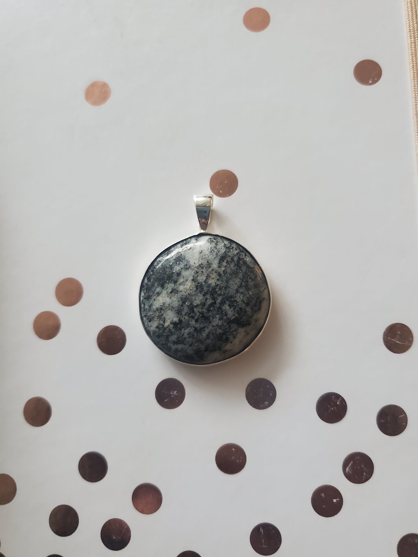 Quartz Schist Pendant - Silver Setting, 25mm Round Cab